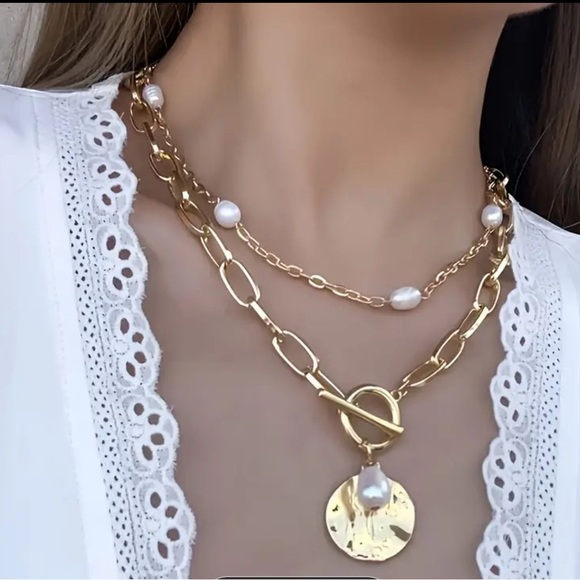 Chunky Golden Zinc Alloy Necklace with Faux Pearl and Round Charm - Picture 3 of 4